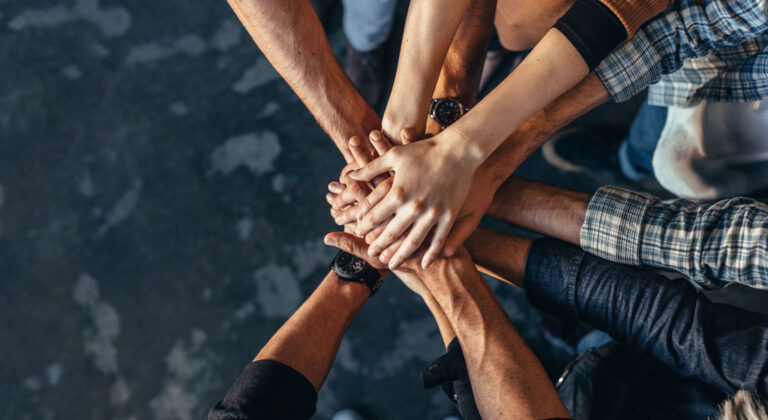 Teamarbeit-Zusammenhalt-Hand-Hände-Uhr