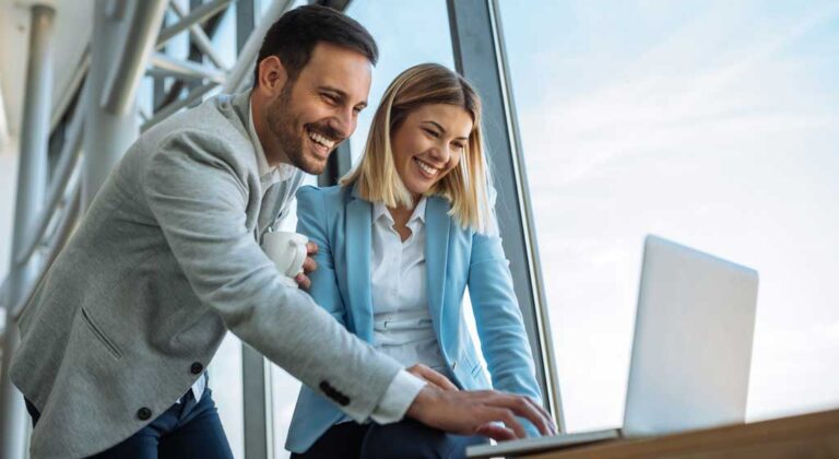 YouMynd Mann und Frau haben Business-Besprechung am Laptop
