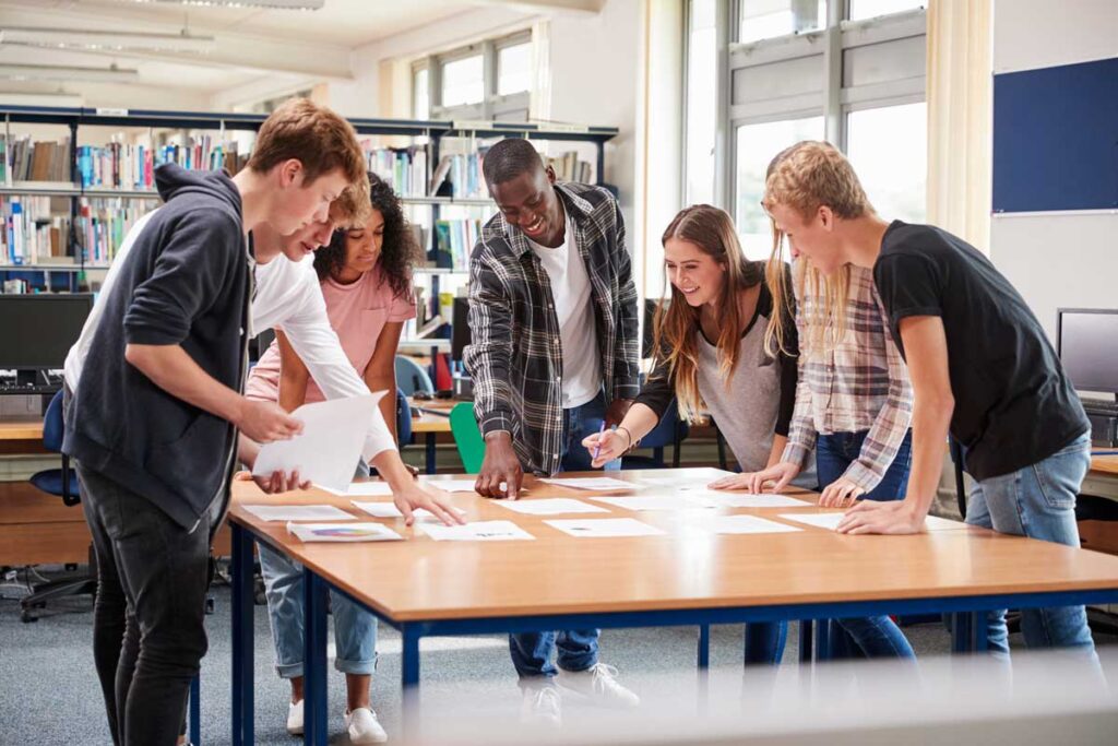 Jugendliche-Team-Workshop-Studenten