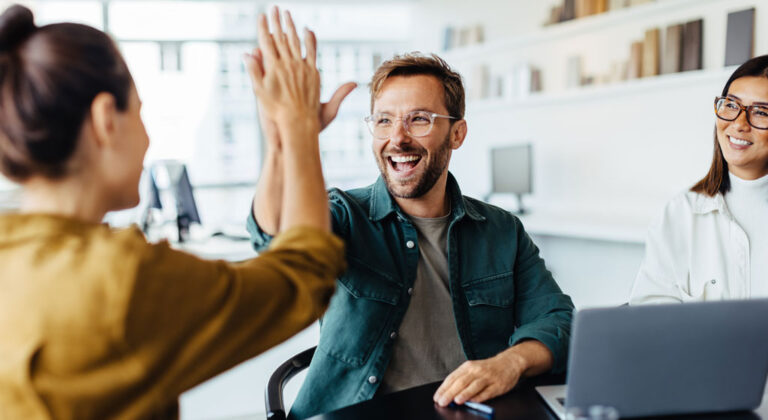youMynd Erfolg Handschlag Freude
